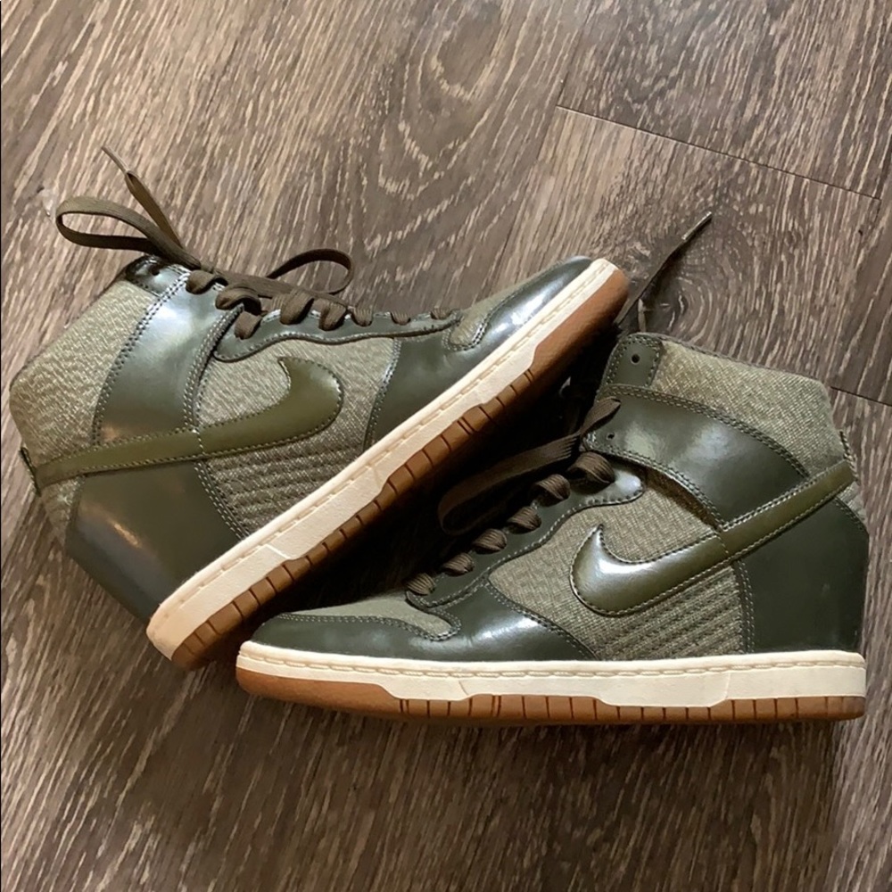 Womens Nike Dunk Sky Hi cargokhaki & white. Sz 6.5